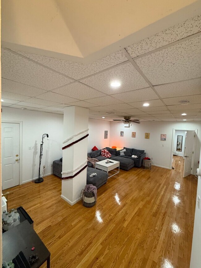 Building Photo - GIANT 3 Bed Available 9/1/26