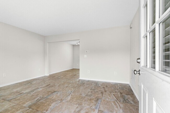 Foto del edificio - End unit of a Triplex within walking dista...