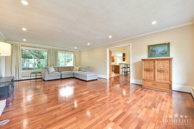 Photo du bâtiment - Spacious 4 Bedroom Detached Family Home with Massive Yard in Prime White Rock Location