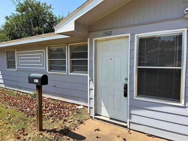 Building Photo - 1502 Parkdale Dr