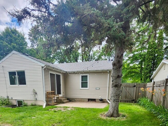 Building Photo - 3 bed-2 bath Home for rent in Roseville, MN