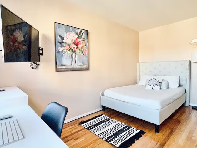 Building Photo - Furnished room/NOT APARTMENT