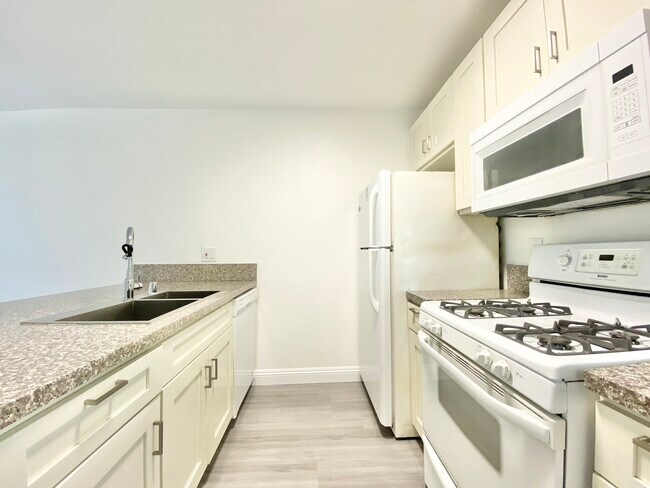 Building Photo - 1040 W 91st St
