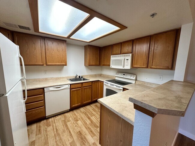 Foto del edificio - Charming Loft Style 2-Bedroom 2-Bath Condo with Dual Balconies