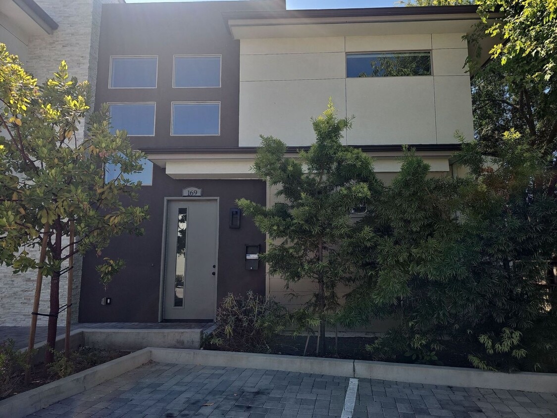 Primary Photo - 169 Carpenter St