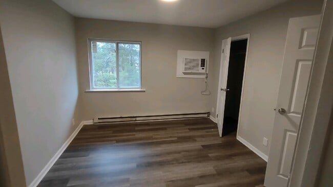 Building Photo - Cozy Apartment--Central Location!