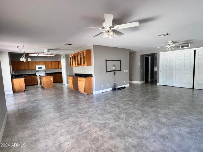Building Photo - 4446 E Graythorn St