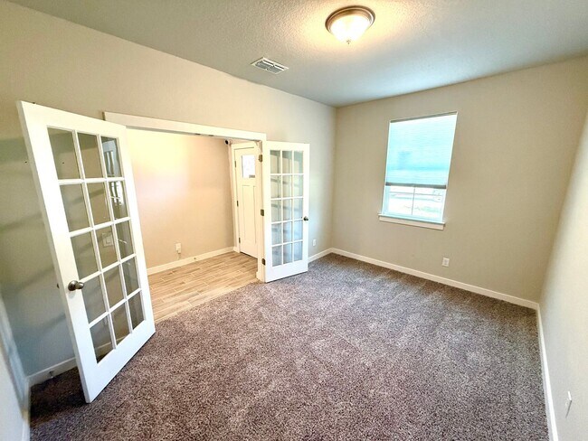 Foto del edificio - AVAILABLE NOW! 2-Story 4 Bedroom / 3.5 Bat...