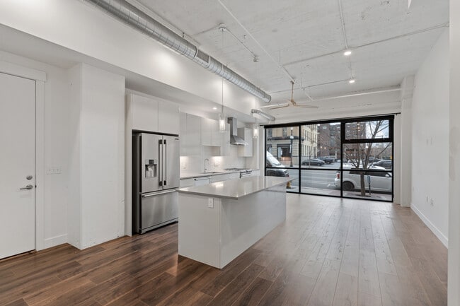 Building Photo - Paragon Station