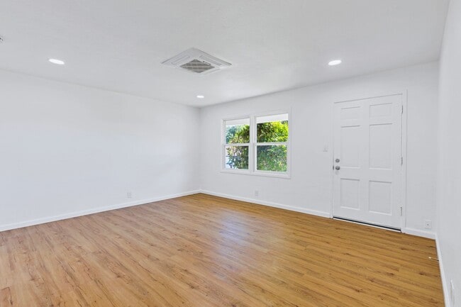 Building Photo - 2 bedroom 1 bathroom