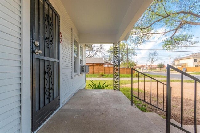 Building Photo - 57 Chalmers Ave