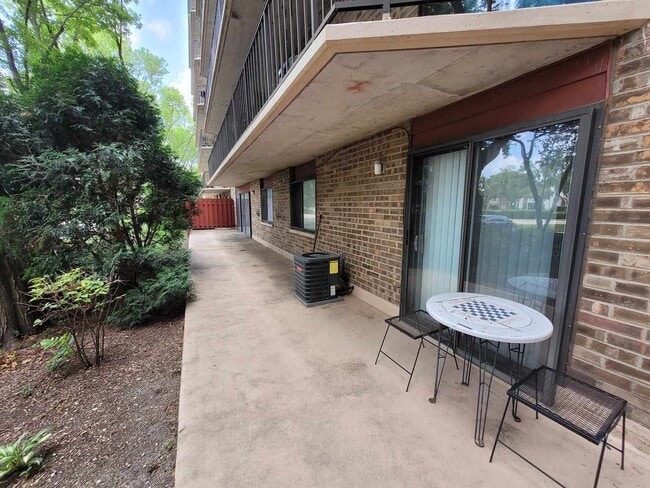 Building Photo - 111 S Baybrook Dr