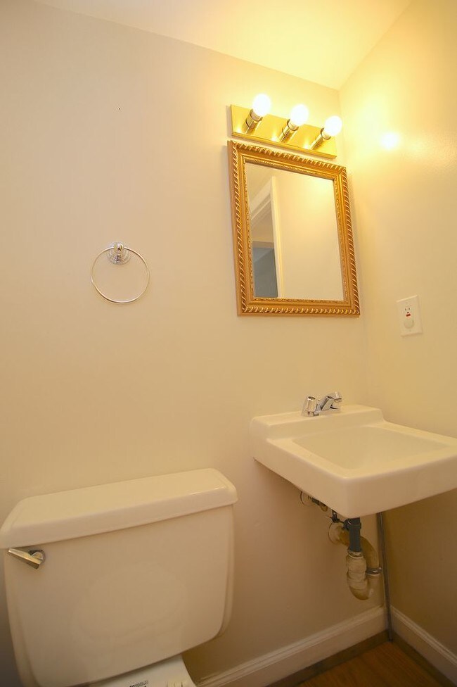 2 Level TH with Large Backyard House for Rent in Woodbridge, VA