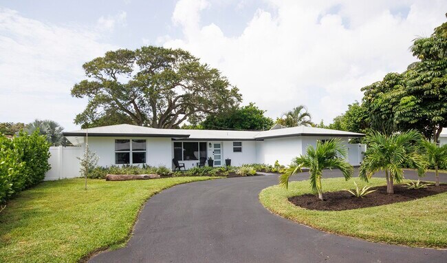 Building Photo - 1950 NE 30th St