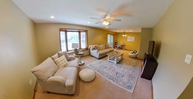 Building Photo - Enclosed Sun room + 2-Car Garage + Washer ...