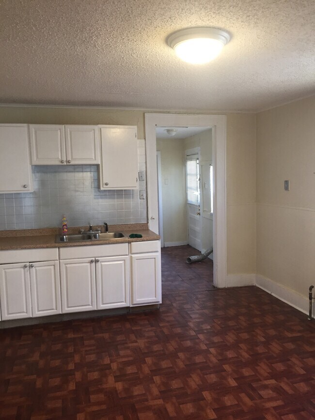 Kitchen - 1506 Louisa St