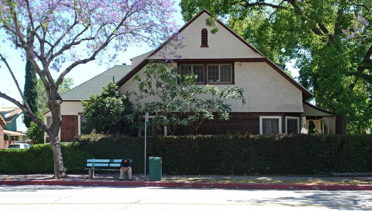 Building Photo - 326 Los Robles Ave