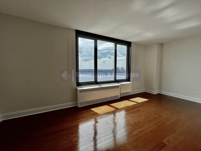 Foto del edificio - 3333 Broadway