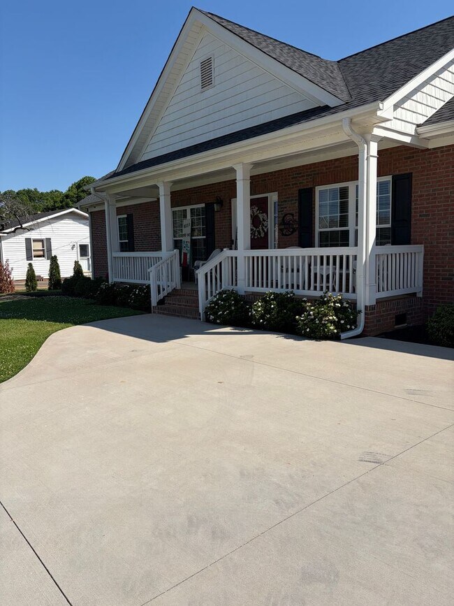 Building Photo - Fantastic Location & Price
