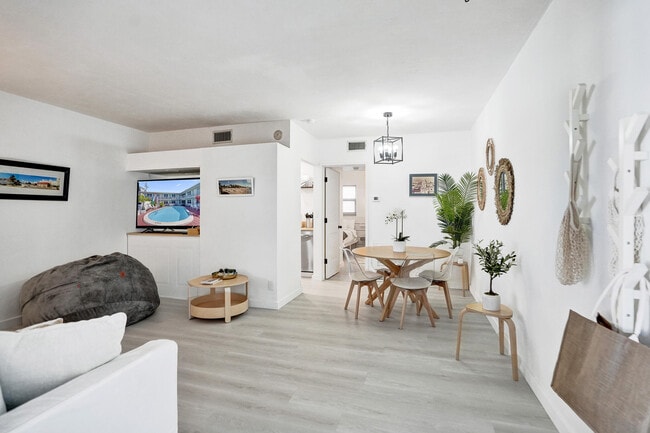 Building Photo - 4658 Bougainvilla Dr