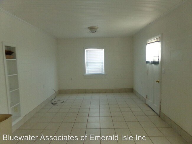 Building Photo - 2407 Emerald Dr
