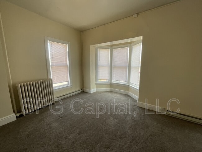 Building Photo - 150 S Pine St