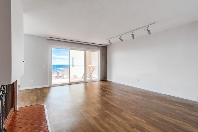 Building Photo - 3200 La Rotonda Dr