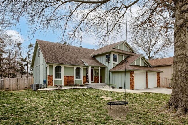 Building Photo - {8615} Remodeled w/ Updated Kitchen + New Flooring + Fenced backyard