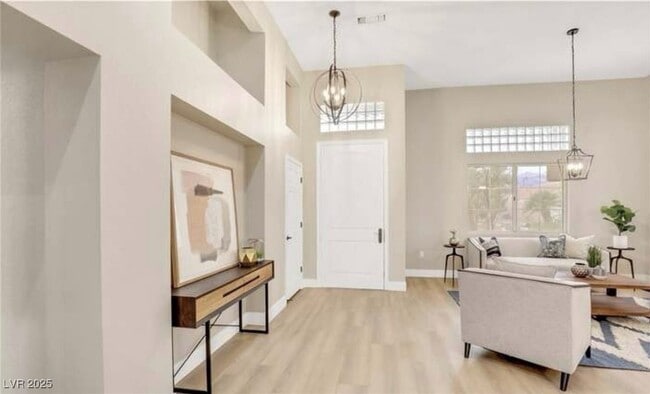 Building Photo - 2608 Desert Sands Dr