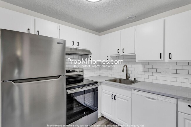 Foto del edificio - Freshly Renovated 2-Bedroom Duplex in Desi...