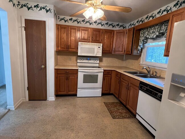 Foto del edificio - Spacious Raised Rancher with Two-Car Garage