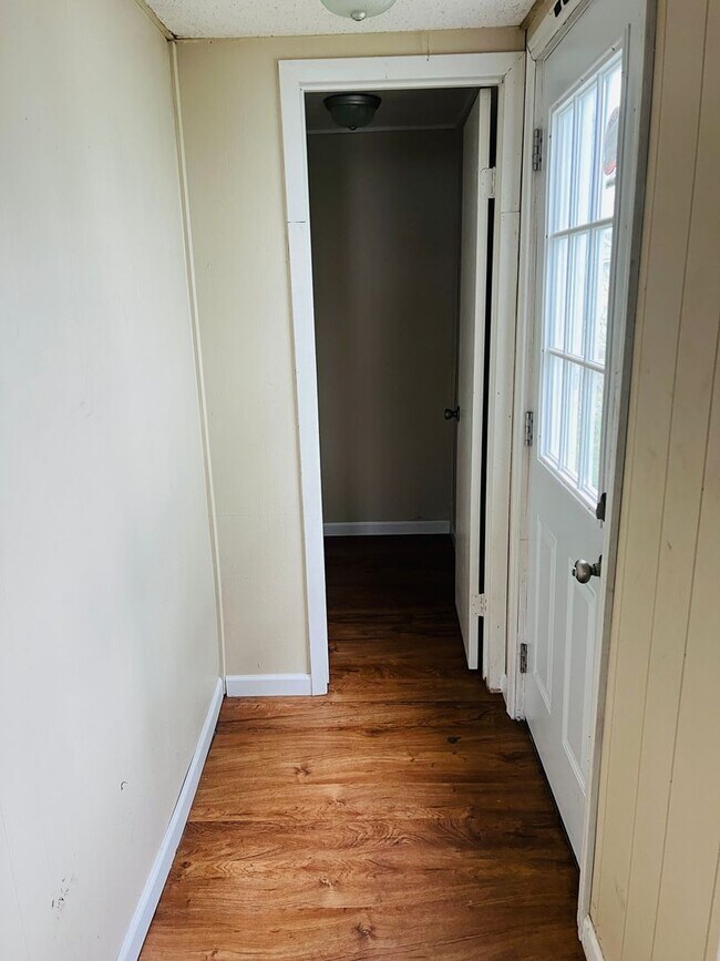 Building Photo - 3 bedroom single family home