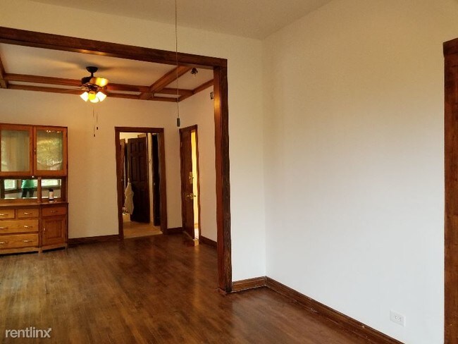 Building Photo - 852 N Hoyne Ave