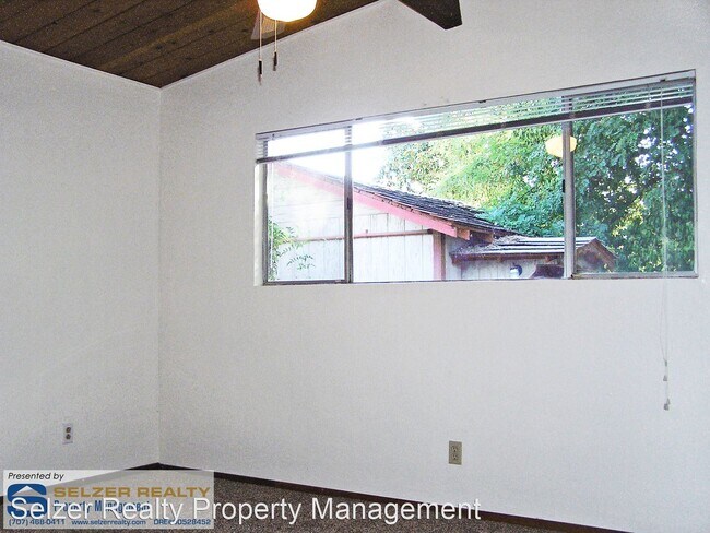 Building Photo - 2 br, 1.5 bath House - 517 S. Oak St.
