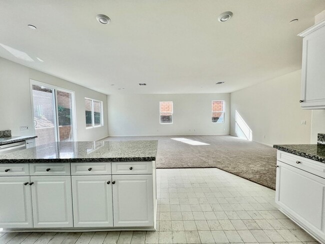 Foto del edificio - Recently built SINGLE STORY 4 bed, 2 bath, plus office - Riverside