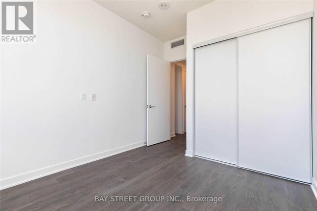 Photo du bâtiment - 125 Blue Jays Way