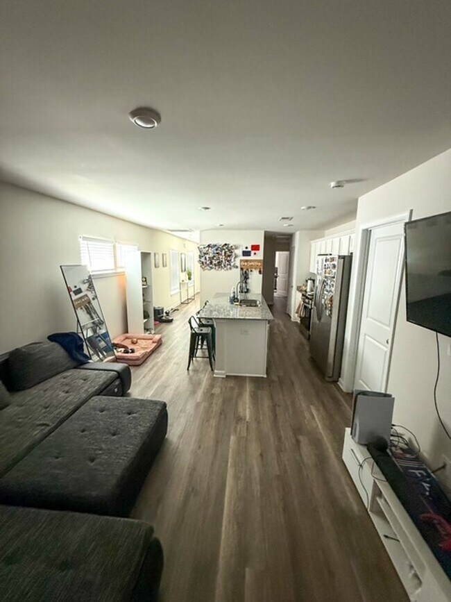 Foto del edificio - 413 Middlebury Ln