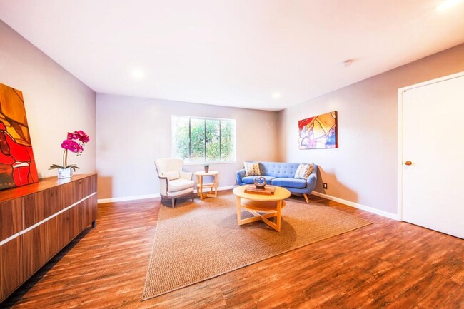 Building Photo - EBN T 428