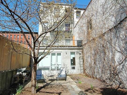 Building Photo - 650 E 6th St