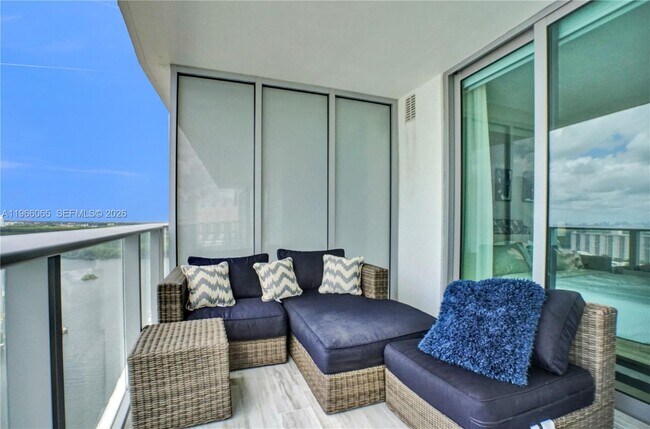 Foto del edificio - 300 Sunny Isles Blvd