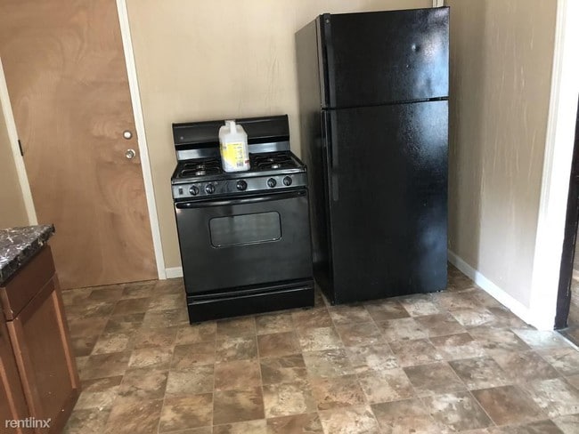Building Photo - 3 br, 1 bath House - 3303 W 90th St
