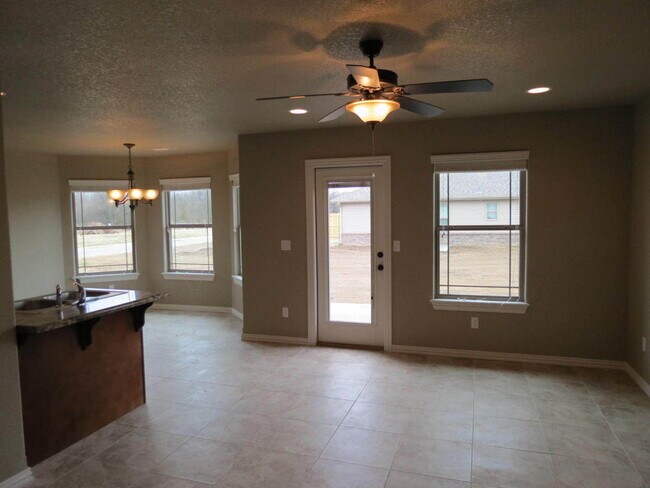 Building Photo - 3 Bedroom 2 bath in Prairie Grove! Corner ...