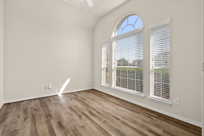 Building Photo - 2302 Oakleaf Hills Cir