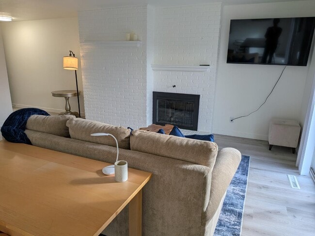 Building Photo - 425 Manhattan Dr