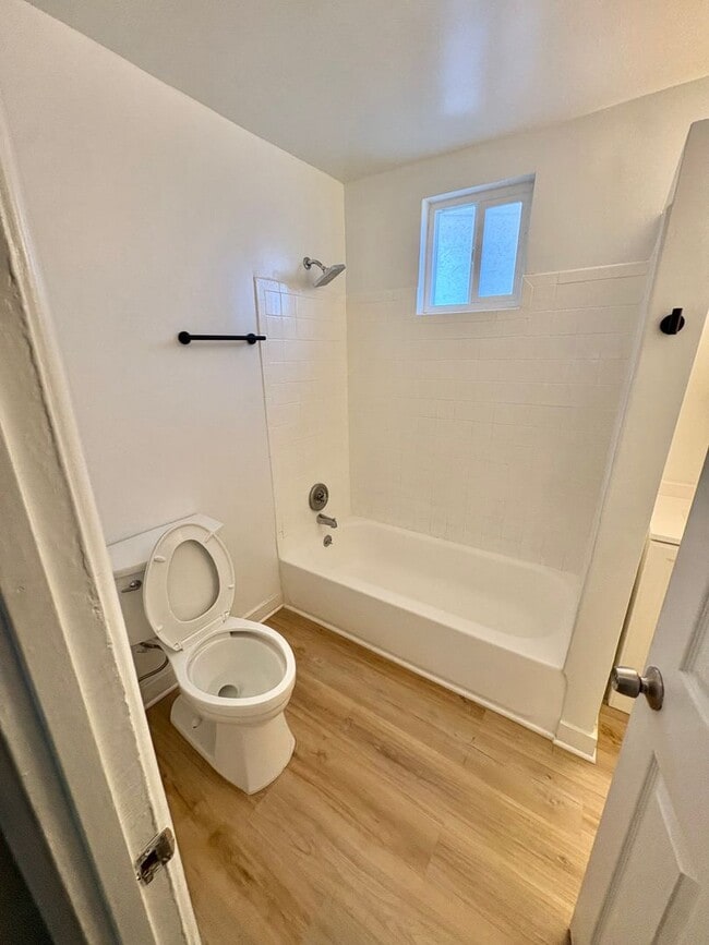 Interior Photo - 527 Hyde Park Blvd