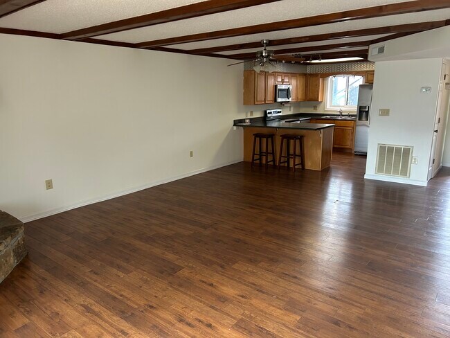 Foto del edificio - 221 Woodland Rd