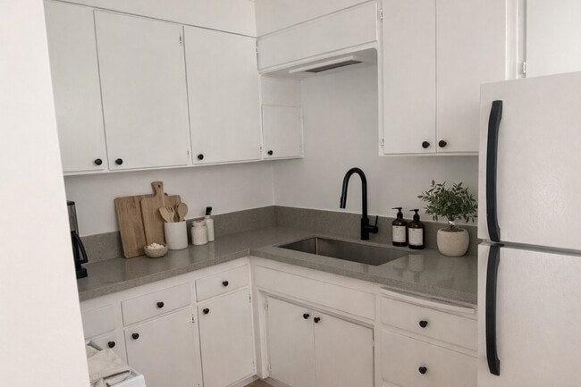 Building Photo - 2413 Hidalgo Ave