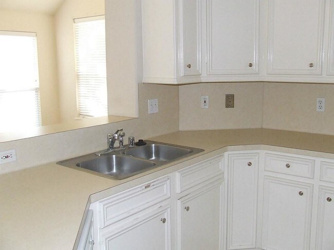 Building Photo - 210 Canterbury Dr