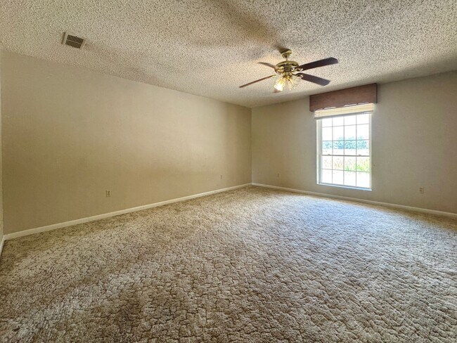 Building Photo - 2/1.5 1400sqft Townhouse with Water, Trash...