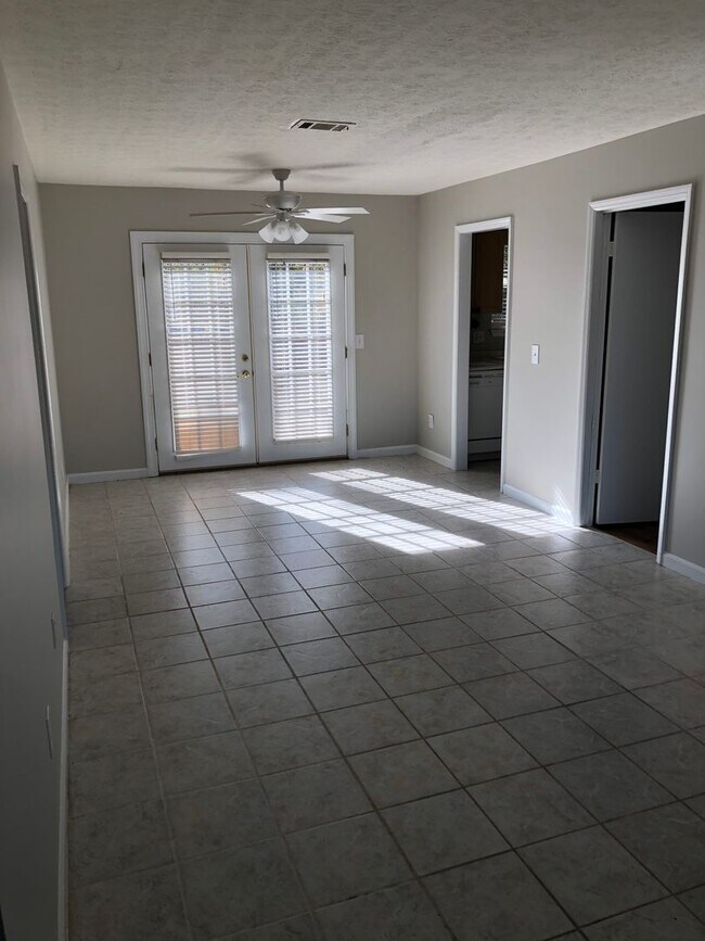 Building Photo - 3Bed/2Bath Available!